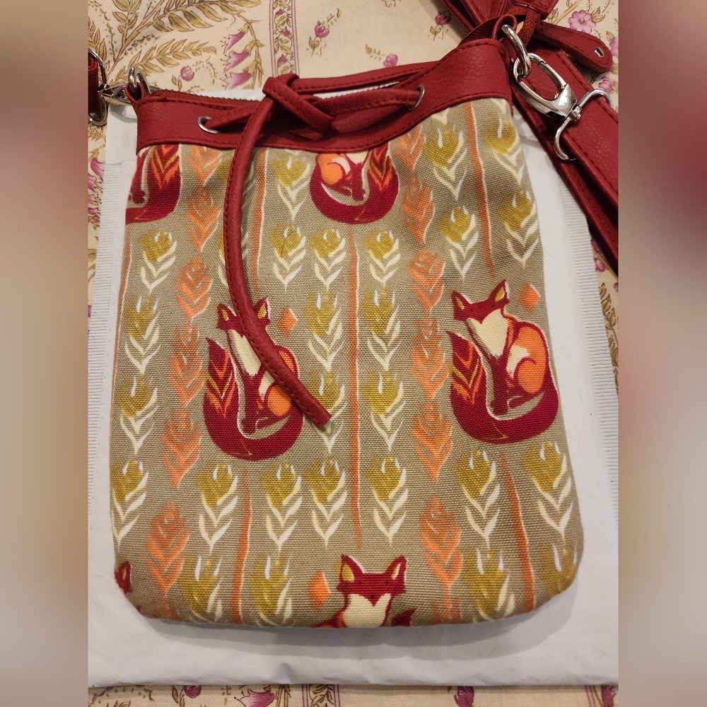 CAPRI DESIGNS WILDERNESS CROSS BODY